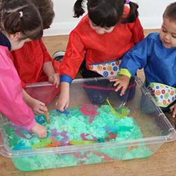 CLEAR SAND AND WATER TRAY